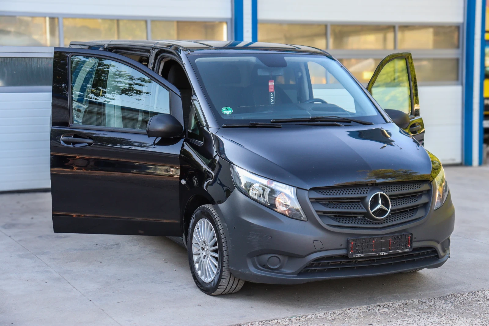 Mercedes Vito трансфер бус — интериор и врата