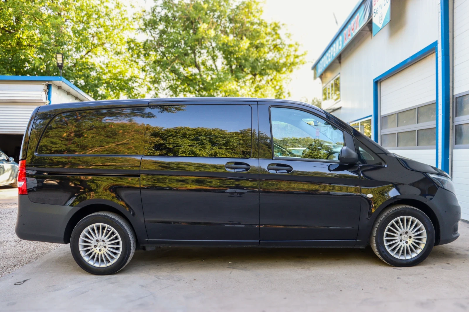 Mercedes Vito за трансфери — странична гледка, 24Cargo София